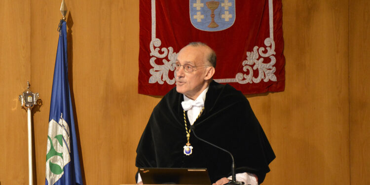 El rector de la UVigo sitúa la captación de alumnos y la financiación entre los retos de las universidades gallegas