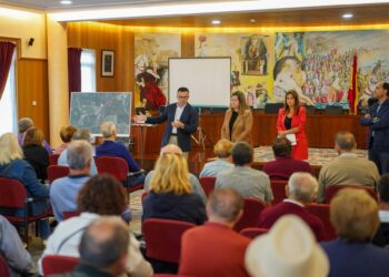 La Xunta explica a los vecinos interesados los detalles del posible polígono agroforestal de Salvaterra de Miño