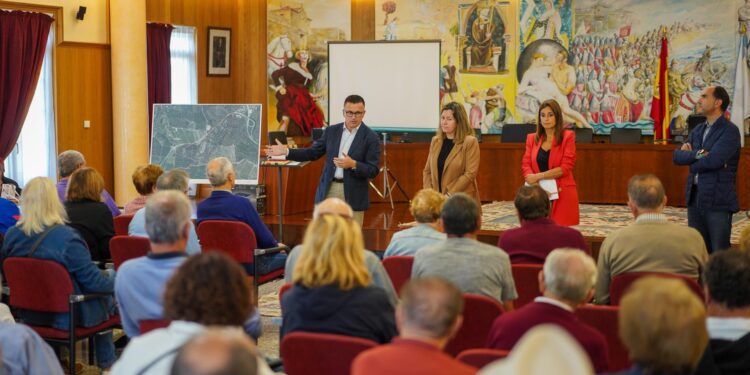 La Xunta explica a los vecinos interesados los detalles del posible polígono agroforestal de Salvaterra de Miño