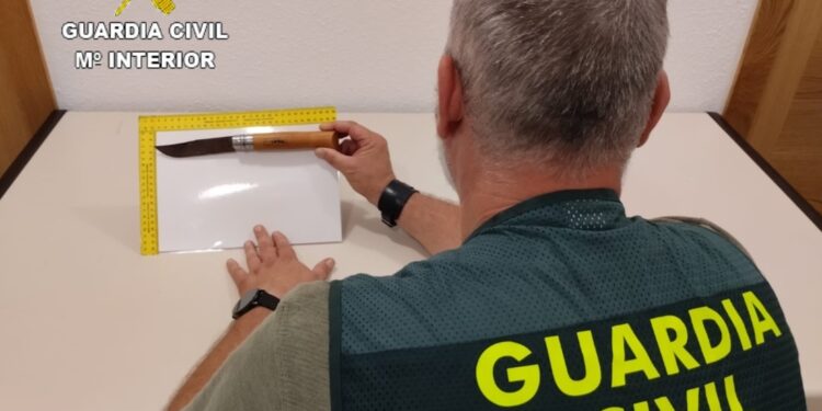 Tres detenidos tras entrar con un bate y una navaja en una vivienda de Gondomar para cobrar una deuda de drogas