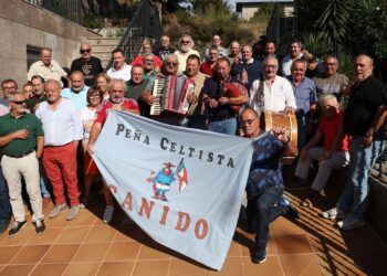 Miembros de la peña celtista Canido celebran el martes de Liñares en Vigo con el tradicional cocido