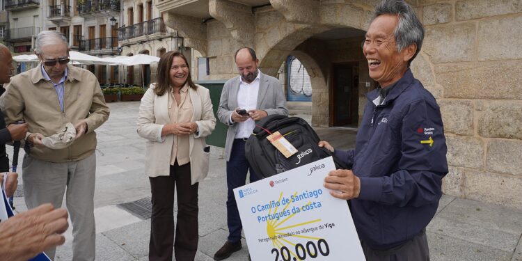 Kazuya Miyoshio es el peregrino 20.000 que se aloja en el Albergue de O Berbés. / Foto: Xunta de Galicia