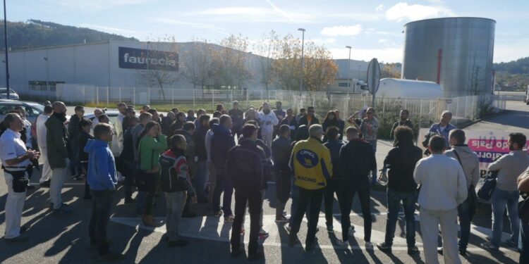 Empleados de la antigua filial de Faurecia en O Porriño se concentrarán ante el desmantelamiento de la firma
