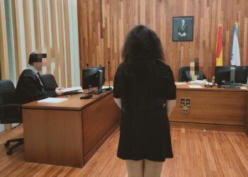 Piden multa para una viguesa por pintadas a un vecino con mensajes como “micropene” o “gorda estéril”