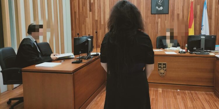 Piden multa para una viguesa por pintadas a un vecino con mensajes como “micropene” o “gorda estéril”