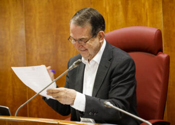 El PSOE frena la reprobación de Caballero por el caso Guns N’ Roses, cuyo pleno concluye sin nuevas explicaciones