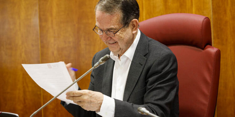 El PSOE frena la reprobación de Caballero por el caso Guns N’ Roses, cuyo pleno concluye sin nuevas explicaciones