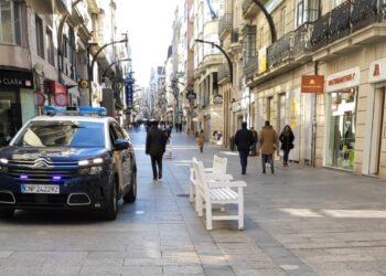Detenido en Vigo tras tirar prendas de ropa por la ventana de un comercio y enfrentarse a la policía