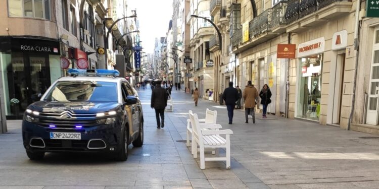 Detenido en Vigo tras tirar prendas de ropa por la ventana de un comercio y enfrentarse a la policía