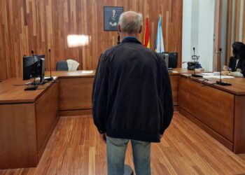 Acepta dos años de prisión un vigués que pinchó las ruedas de 11 coches y le clavó un cuchillo a un testigo