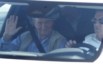 Juan Carlos I vuelve a aterrizar en Vigo, tras un mes de su partida, para participar en las regatas de Sanxenxo