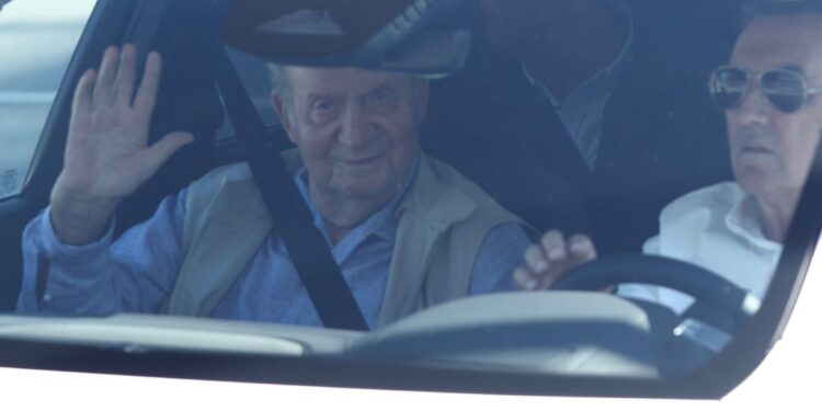 Juan Carlos I vuelve a aterrizar en Vigo, tras un mes de su partida, para participar en las regatas de Sanxenxo