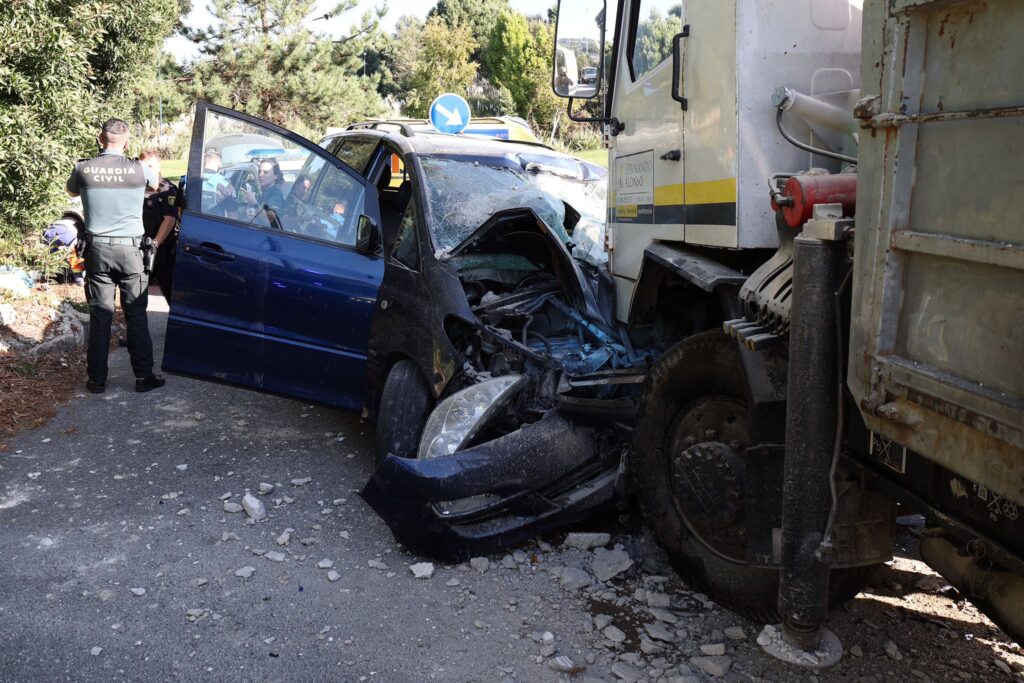 Cuatro heridos al empotrarse con un coche robado contra un camión en Vigo