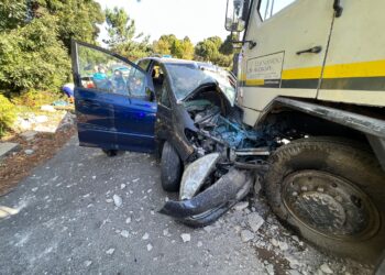 Cuatro heridos al empotrarse con un coche robado contra un camión en Vigo