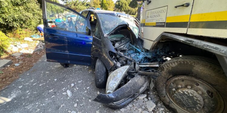 Cuatro heridos al empotrarse con un coche robado contra un camión en Vigo