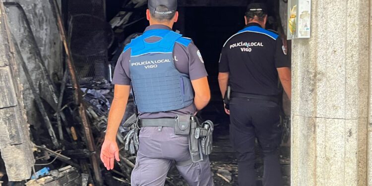 El Concello de Vigo niega haber desplazado a todos los bomberos al incendio y que los parques quedasen «desatendidos»