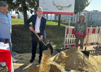 Arrancan las obras para la mejora integral del parque de Navia con la colocación de la primera piedra
