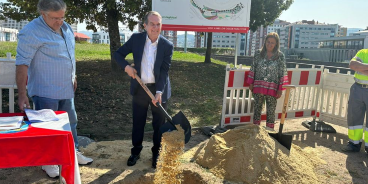 Arrancan las obras para la mejora integral del parque de Navia con la colocación de la primera piedra