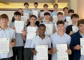 Cambridge otorga a los nuevos diplomados de Montecastelo los títulos que certifican su alto nivel de inglés