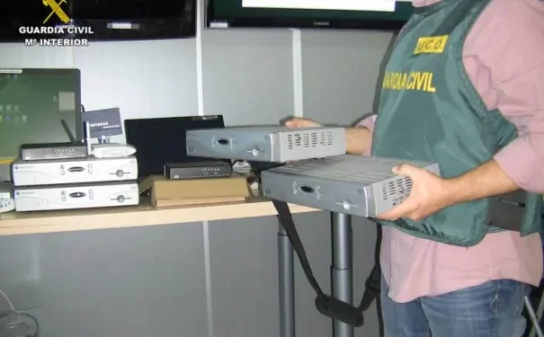 El caso de los decodificadores piratas, a juicio en Vigo: 23 años de prisión para siete acusados