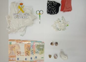 La Guardia Civil investiga a una mujer de Cangas a la que sorprendió con droga y 1.300 euros en un control