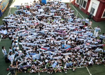 Carmelitas entona la ‘Oliveira dos Cen Anos’: así cantan 600 alumnos el himno del Celta