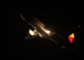 Un avión con destino Vigo vuelve a Madrid por el viento en Peinador y se cancela un vuelo matinal