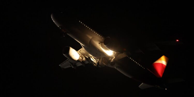 Un avión con destino Vigo vuelve a Madrid por el viento en Peinador y se cancela un vuelo matinal