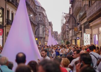 Príncipe impacta en la imaginación de Vigo con marionetas gigantes y acrobacias imposibles