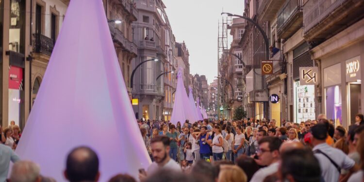 Príncipe impacta en la imaginación de Vigo con marionetas gigantes y acrobacias imposibles