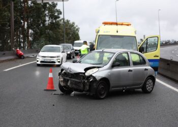 Accidente con heridos en la entrada a Vigo por la A-55 tras una colisión entre un coche y una moto