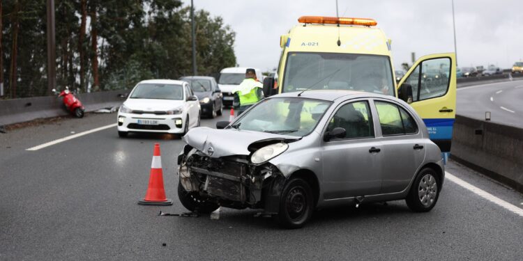 Accidente con heridos en la entrada a Vigo por la A-55 tras una colisión entre un coche y una moto