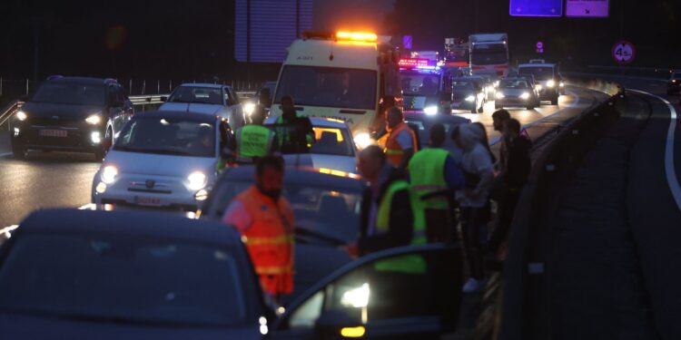 Un accidente múltiple entre cinco coches colapsa la AP- 9 a la altura del aeropuerto de Vigo