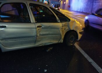 Cuatro personas heridas tras chocar un camión y un coche en el túnel de la VG-20 en Bouzas