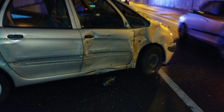 Cuatro personas heridas tras chocar un camión y un coche en el túnel de la VG-20 en Bouzas
