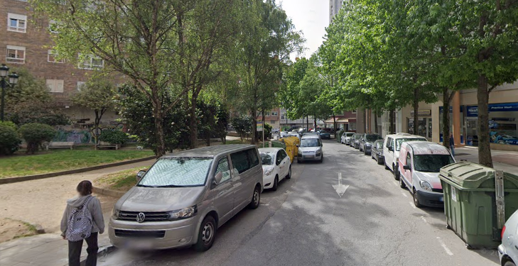 Un vigués se queda atrapado en su coche al caerle encima una rama de grandes dimensiones