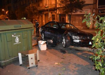 Quintuplica la tasa de alcoholemia tras empotrarse contra un árbol y un ciclomotor aparcado en Vigo