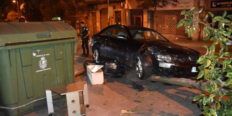 Quintuplica la tasa de alcoholemia tras empotrarse contra un árbol y un ciclomotor aparcado en Vigo