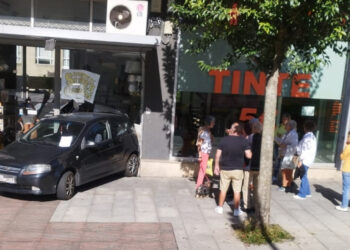 Un coche entra en una tienda de Vigo tras empotrarse contra el escaparate