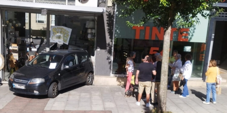 Un coche entra en una tienda de Vigo tras empotrarse contra el escaparate