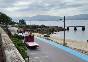Un coche acaba en la playa de Rodeira, en Cangas