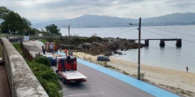 Un coche acaba en la playa de Rodeira, en Cangas