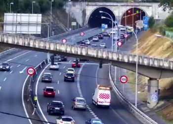 Atasco kilométrico en la AP-9 por un accidente múltiple en el túnel de A Madroa