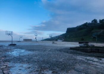 El mal tiempo llena de espuma el litoral urbano de Baiona: el Concello pide “máxima precaución”