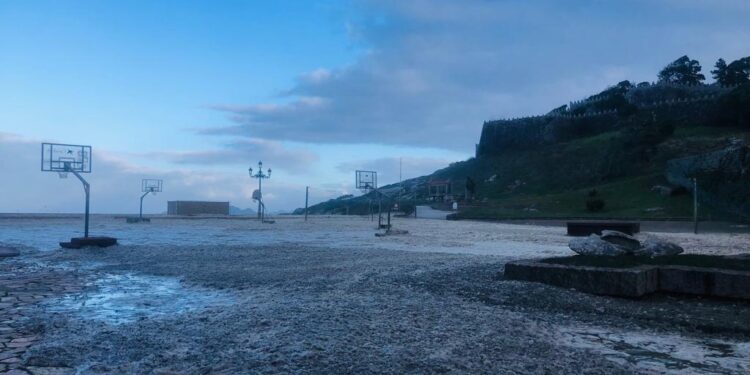 El mal tiempo llena de espuma el litoral urbano de Baiona: el Concello pide “máxima precaución”