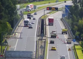 Decenas de vehículos con las ruedas pinchadas en la A-55 tras perder su carga un camión