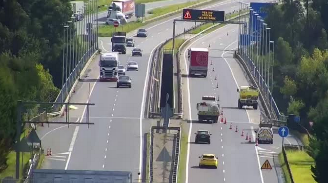 Decenas de vehículos con las ruedas pinchadas en la A-55 tras perder su carga un camión