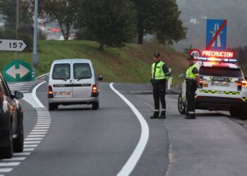 La DGT activa en Galicia un plan de vigilancia intensiva de neumáticos y luces