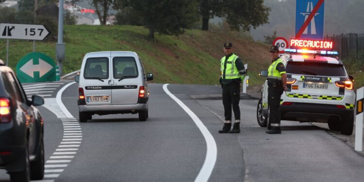 La DGT activa en Galicia un plan de vigilancia intensiva de neumáticos y luces