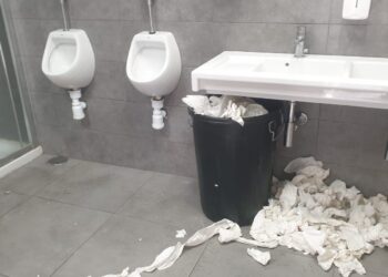 El personal de Correos en el área de Vigo, entre basura y sin baños por la huelga del servicio de limpieza